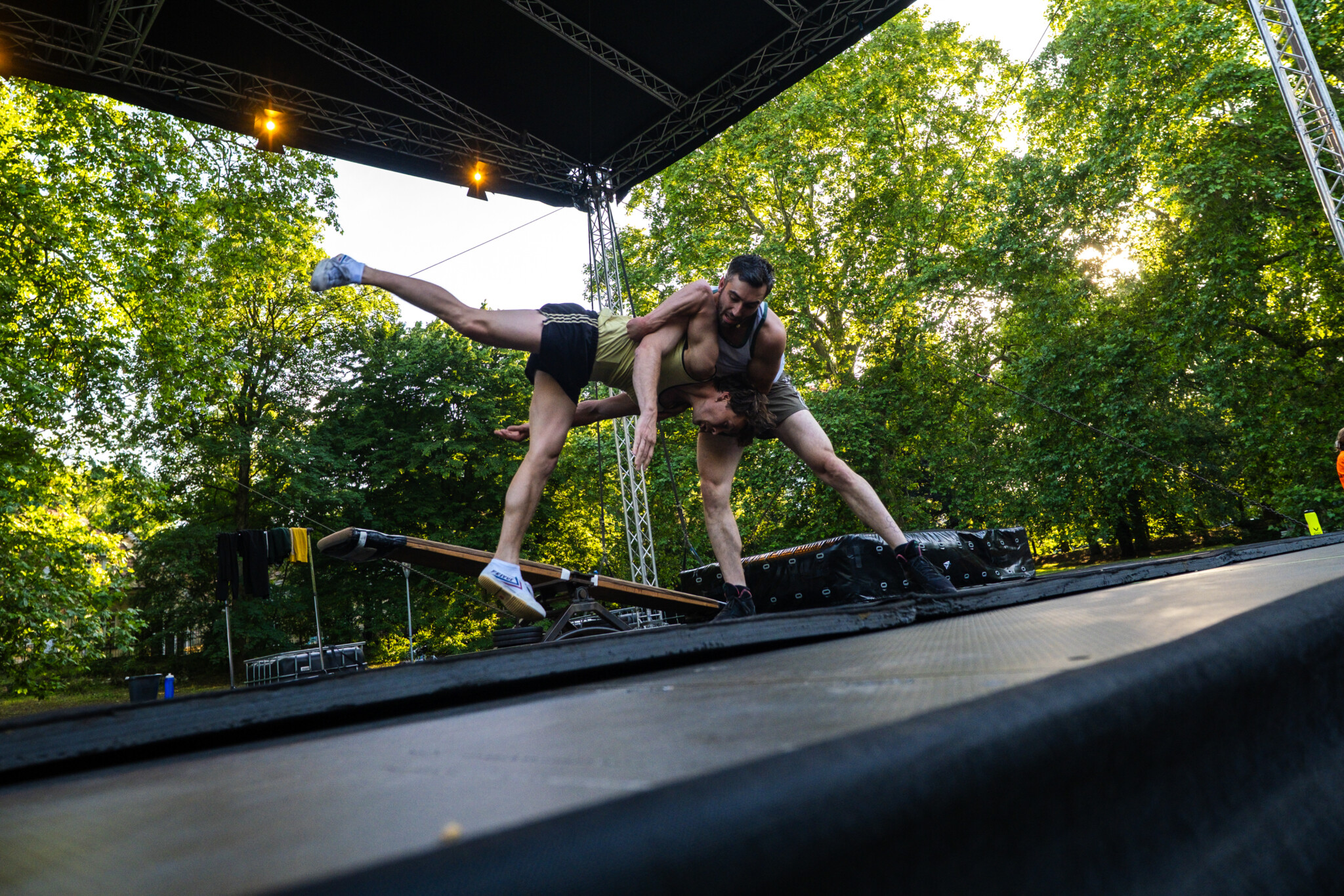 Soon Circus Company – Gregarious